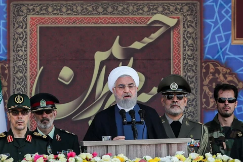 Trong ảnh: Tổng thống Iran Hassan Rouhani (giữa) phát biểu tại lễ diễu binh kỷ niệm cuộc chiến tranh Iran - Iraq, tại Tehran ngày 22/9/2019. (Nguồn: AFP/TTXVN)