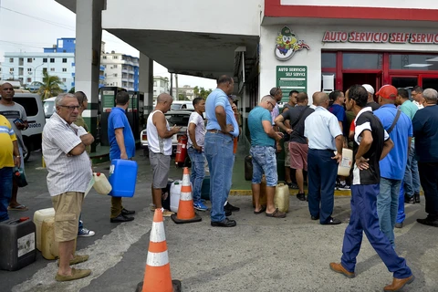 Trong ảnh: Người dân xếp hàng mua xặng tại thủ đô La Habana, Cuba, ngày 12/9. (Nguồn: AFP/TTXVN)