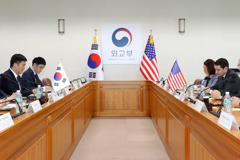 Trong ảnh: Trợ lý Ngoại trưởng Mỹ phụ trách khu vực Đông Á và Thái Bình Dương David Stilwell (phải) và Thứ trưởng Ngoại giao Hàn Quốc Yoon Soon-gu (trái) tại cuộc gặp ở Seoul ngày 17/7/2019. (Nguồn: Yonhap/TTXVN)
