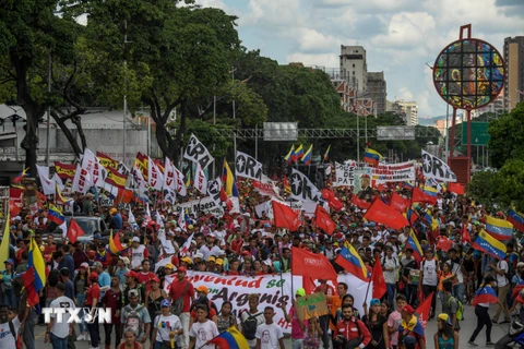 Trong ảnh: Người dân tham gia tuần hành ủng hộ Tổng thống Venezuela Nicolas Maduro tại Caracas ngày 12/9/2019. (Nguồn: AFP/TTXVN0