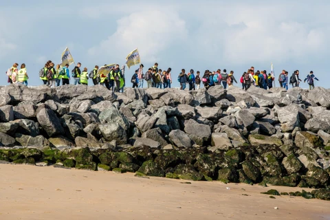 Trong ảnh: Các nhà hoạt động tham gia chiến dịch “Làm sạch bãi biển” tại Oostende, Bỉ, ngày 17/9. (Nguồn: AFP/TTXVN)