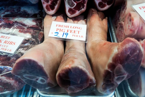 Trong ảnh: Thịt lợn được bày bán tại một khu chợ ở Washington, DC, Mỹ. (Nguồn: AFP/TTXVN)