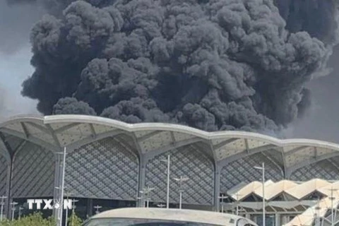 Khói đen bốc lên từ hiện trường vụ hỏa hoạn tại ga tàu cao tốc Haramain ở thành phố ven biển Jeddah, Saudi Arabia ngày 29/9/2019. (Nguồn: Teller Report/TTXVN)