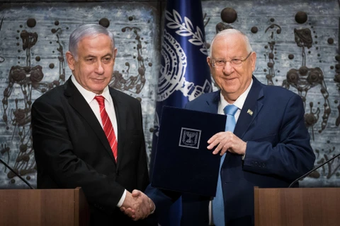 Trong ảnh: Tổng thống Israel Reuven Rivlin (phải) giao trọng trách thành lập Chính phủ mới cho Thủ tướng Benjamin Netanyahu tại Jerusalem ngày 25/9/2019. (Nguồn: THX/TTXVN)