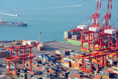 Trong ảnh: Các côngtenơ hàng hóa tại cảng Busan, Hàn Quốc. (Nguồn: AFP/TTXVN)