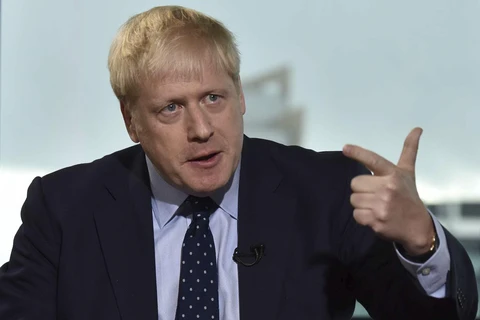 Trong ảnh: Thủ tướng Anh Boris Johnson trả lời phỏng vấn kênh truyền hình BBC tại Salford, gần Manchester ngày 29/9/2019. (Nguồn: AFP/TTXVN)