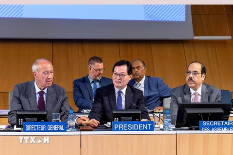 Đại sứ Dương Chí Dũng - Chủ tịch Đại hội đồng WIPO (ngồi giữa) và Tổng Giám đốc Tổ chức Sở hữu Trí tuệ Thế giới Francis Gurry. (Ảnh: Tố Uyên/TTXVN)