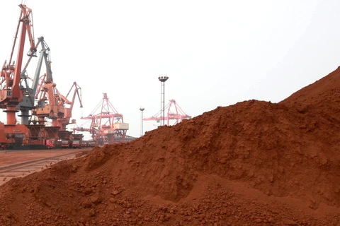 Trong ảnh (tư liệu): Đất hiếm chuẩn bị được đưa đi xuất khẩu tại Liên Vân Cảng ở tỉnh Giang Tô, Trung Quốc. (Nguồn: AFP/TTXVN)