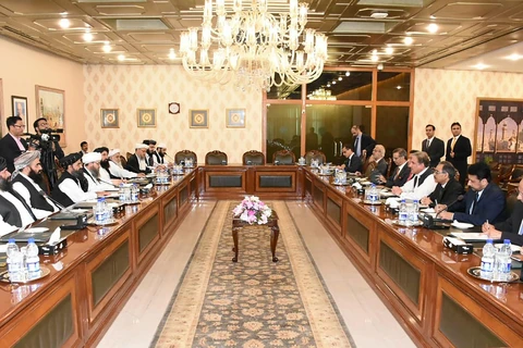 Ngoại trưởng Pakistan Shah Mehmood Qureshi (thứ 4, phải) và phái đoàn Taliban (trái) tại cuộc gặp ở Islamabad ngày 3/10/2019. (Nguồn: AFP/TTXVN)