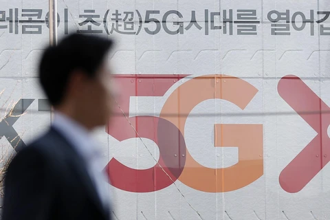 Bảng quảng cáo dịch vụ 5G tại trụ sở của nhà mạng di động SK Telecom ở thủ đô Seoul, Hàn Quốc, ngày 4/4/2019. (Nguồn: Yonhap/TTXVN)
