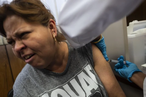 Tiêm vaccine phòng bệnh sởi, quai bị, rubella cho người dân ở New York, Mỹ ngày 5/4/2019. (Nguồn: AFP/TTXVN)