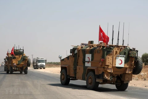 Xe quân sự của Thổ Nhĩ Kỳ qua thị trấn Saraqib, tỉnh Idlib, tây bắc Syria ngày 29/8/2019. (Nguồn: AFP/TTXVN)