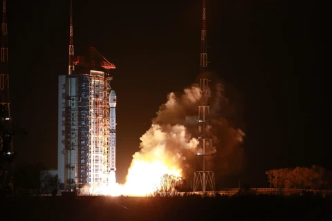 Trong ảnh: Tên lửa đẩy Trường Chinh 4C mang theo vệ tinh Cao Phân 10 rời bệ phóng tại Trung tâm phóng vệ tinh Thái Nguyên ở tỉnh Sơn Tây, miền Bắc Trung Quốc ngày 5/10/2019. (Nguồn: THX/TTXVN)