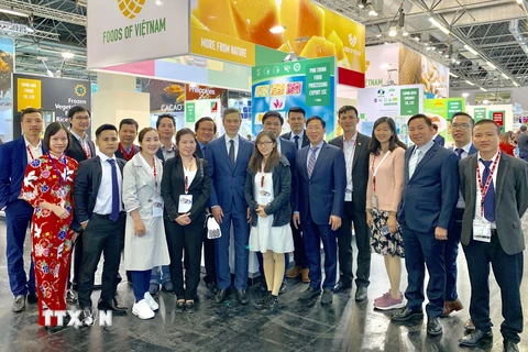 Đại sứ Việt Nam tại Đức Nguyễn Minh Vũ và Tham tán Thương mại Bùi Vương Anh chụp ảnh lưu niệm cùng đại diện các doanh nghiệp Việt Nam tham dự Anuga 2019. (Ảnh: Phạm Thắng/TTXVN)
