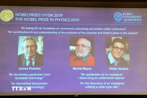 Ba nhà khoa học đoạt giải Nobel Vật lý 2019 (từ trái sang): James Peebles, Michel Mayor và Didier Queloz được xướng danh tại Viện Khoa học Hoàng gia Thụy Điển Karolinska ở Stockholm ngày 8/10/2019. (Nguồn: AFP/TTXVN)