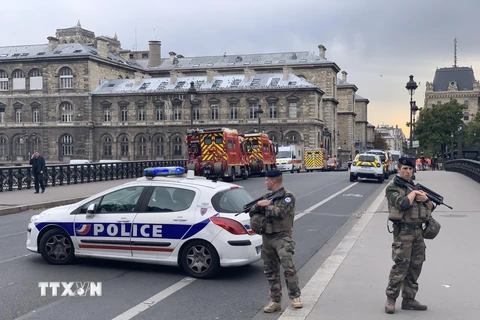 Bộ trưởng Nội vụ Pháp bị chất vấn về vụ tấn công cảnh sát ở Paris 