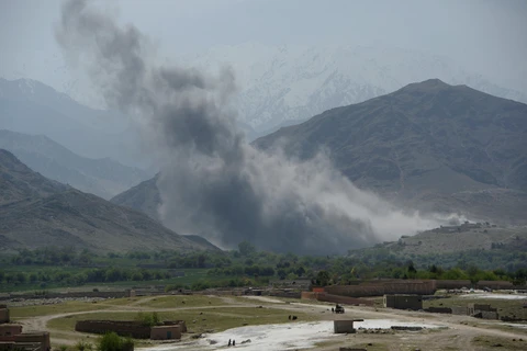 Khói bốc lên sau một cuộc không kích của Mỹ tại tỉnh Nangarhar, Afghanistan. (Nguồn: AFP/TTXVN)