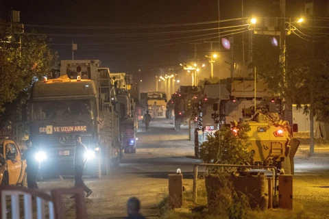 Đoàn xe quân sự của Thổ Nhĩ Kỳ di chuyển gần thị trấn Akcakale thuộc tỉnh Sanliurfa, hướng tới biên giới Syria, ngày 8/10/2019. (Nguồn: AFP/TTXVN)
