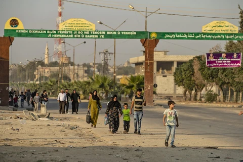 Người dân Syria sơ tán sau khi quân đội Thổ Nhĩ Kỳ oanh kích thị trấn Ras al-Ain, tỉnh Hasakah, giáp giới Thổ Nhĩ Kỳ trong chiến dịch tấn công lực lượng người Kurd tại Đông Bắc Syria, ngày 9/10/2019. (Nguồn: AFP/TTXVN)