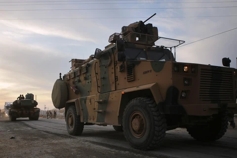 Xe quân sự của Thổ Nhĩ Kỳ gần khu vực làng Akcakale dọc biên giới với Syria ngày 11/10. (Nguồn: AFP/TTXVN)