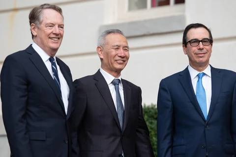 Bộ trưởng Tài chính Mỹ Steven Mnuchin (phải), Đại diện Thương mại Mỹ Robert Lighthizer (trái) và Phó Thủ tướng Trung Quốc Lưu Hạc (giữa) tại vòng đàm phán ở Washington DC, Mỹ, ngày 10/10. (Nguồn: AFP/TTXVN)