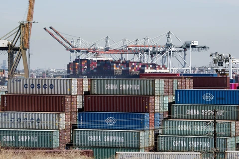 Hàng hóa từ Trung Quốc và các nước châu Á khác chờ bốc dỡ tại Cảng Los Angeles, bang California, Mỹ. (Nguồn: AFP/TTXVN)