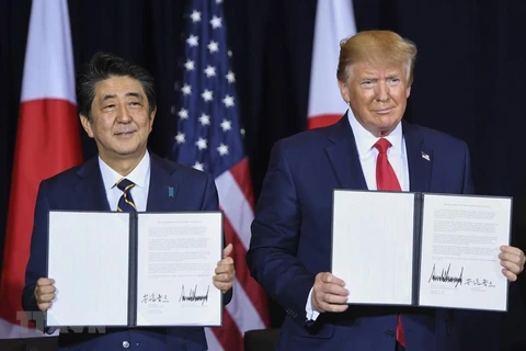 Thủ tướng Nhật Bản Shinzo Abe và Tổng thống Mỹ Donald Trump tại lễ ký thỏa thuận thương mại song phương ở New York của Mỹ ngày 25/9. (Nguồn: AFP/TTXVN)