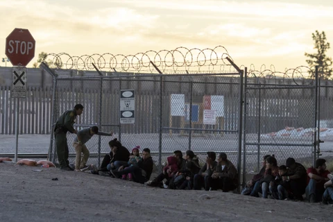 Lực lượng biên phòng Mỹ bắt giữ một nhóm người di cư gần Cầu quốc tế Paso Del Norte, nối giữa các thành phố biên giới Mỹ và Mexico ngày 18/4/2019. (Nguồn: AFP/TTXVN)