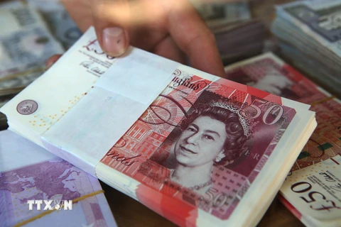 Moody's cảnh báo có thể hạ xếp hạng nợ công của Anh