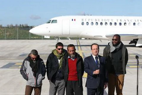 Tổng thống Pháp Francois Hollande cùng bốn con tin vừa được trả tự do. (Nguồn: AFP)