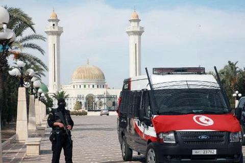 Nhân viên an ninh Tunisia đứng canh trước khu lăng mộ của ông Habib Bourguiba sau vụ tấn công không thành. (Nguồn: AFP)