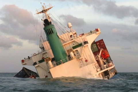 Tàu chìm ở Vũng Tàu chở 33 container chứa hóa chất