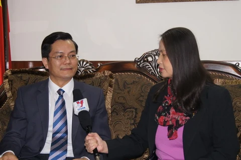 Phóng viên phỏng vấn Thứ trưởng Bộ Ngoại giao Hà Kim Ngọc về kết quả Hội nghị. (Ảnh: Minh Lý/Vietnam+)