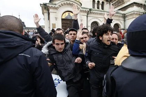 Các sinh viên đang cố gắng chặn một chiếc xe cảnh sát trong cuộc biểu tình. (Nguồn: Reuters)