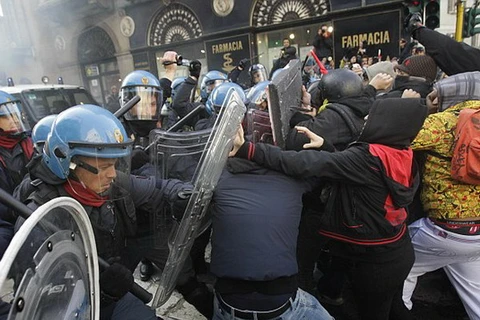 Một cuộc đụng độ giữa sinh viên và cảnh sát tại Milan. (Nguồn: AP)