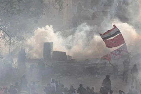 Người biểu tình ném hơi cay vào lực lượng cảnh sát trong cuộc đụng độ gần Bộ Nội vụ ở Cairo. (Ảnh: Reuters)