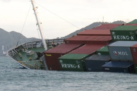 Chưa thể trục vớt container trên tàu chìm ở Vũng Tàu