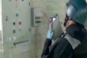 Một thanh sát viên của OPCW kiểm tra một kho vũ khí hóa học của Syria. (Nguồn: AFP)
