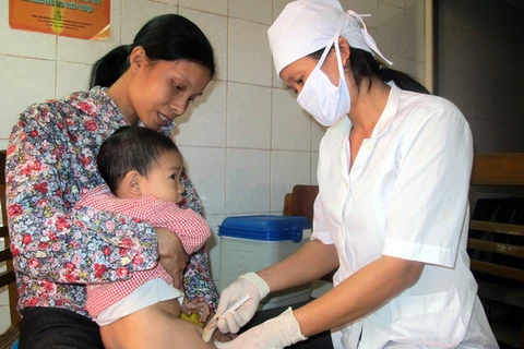 Hậu Giang khám cho trẻ trước khi tiêm vắcxin Quinvaxem