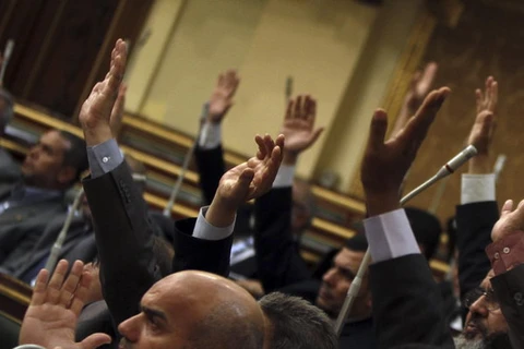 Các thành viên của đảng Anh em Hồi giáo giơ tay phê duyệt một đạo luật hồi đầu năm nay. (Nguồn: Reuters)