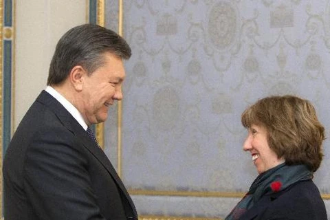 Cao ủy EU phụ trách chính sách an ninh và đối ngoại Catherine Ashton (phải) và Tổng thống Ukraine Viktor Yanukovych trong cuộc gặp tại Kiev ngày 10/12. AFP/ TTXVN