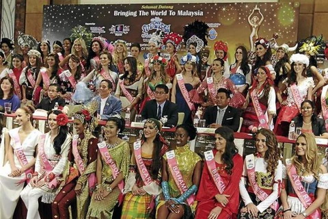 Các người đẹp đến từ 60 quốc gia chụp ảnh với ban tổ chức và nhà tài trợ. (Nguồn: thestar.com.my)