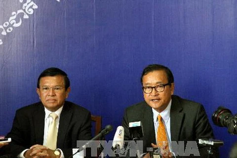 Chủ tịch CNRP Sam Rainsy (phải) và Phó Chủ tịch CNRP Kem Sokha. (Ảnh: Xuân Khu/TTXVN)
