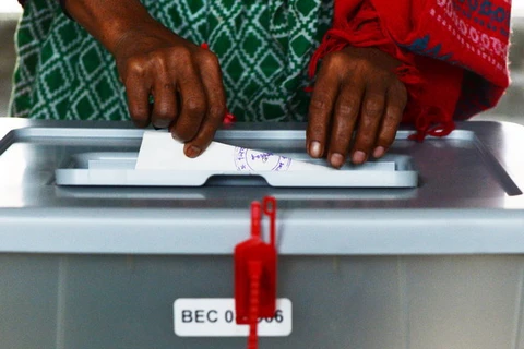 Người dân bỏ phiếu tại điểm bầu cử ở thủ đô Dhaka. (Nguồn: AFP/TTXVN)