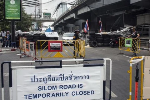 Người biểu tình đặt các chướng ngại vật ngăn cản trên một con đường du lịch chính tại Bangkok. (Nguồn: Reuters)