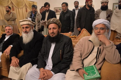 Các thành viên Ủy ban TTP và đại diện chính phủ Pakistan Mohammad Aamir (trái). (Nguồn: AFP/ TTXVN)