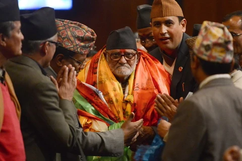 Tân Thủ tướng Nepal Sushil Koirla (giữa) rời khỏi Quốc hội ở Kathmandu ngày 10/2. (Nguồn: AFP/ TTXVN)