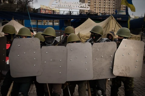 Cảnh sát chống bạo động lập các rào chắn ngăn người biểu tình tại Kiev. (Nguồn: AFP/TTXVN)