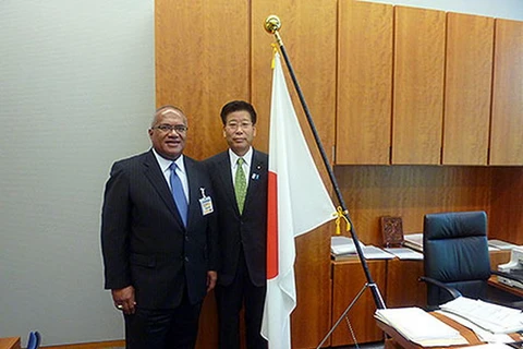 Trợ lý của Thủ tướng Nhật Bản Seiichi Eto (phải) . (Nguồn: fijiembassy.jp)