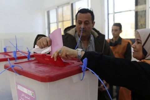 Người dân Libya đi bỏ phiếu bầu Hội đồng lập hiến ngày 20/2. (Nguồn: Reuters)